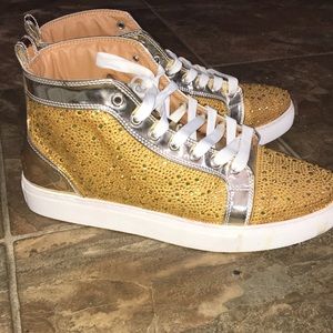 I’m Selling these Fly & Rare shoes.